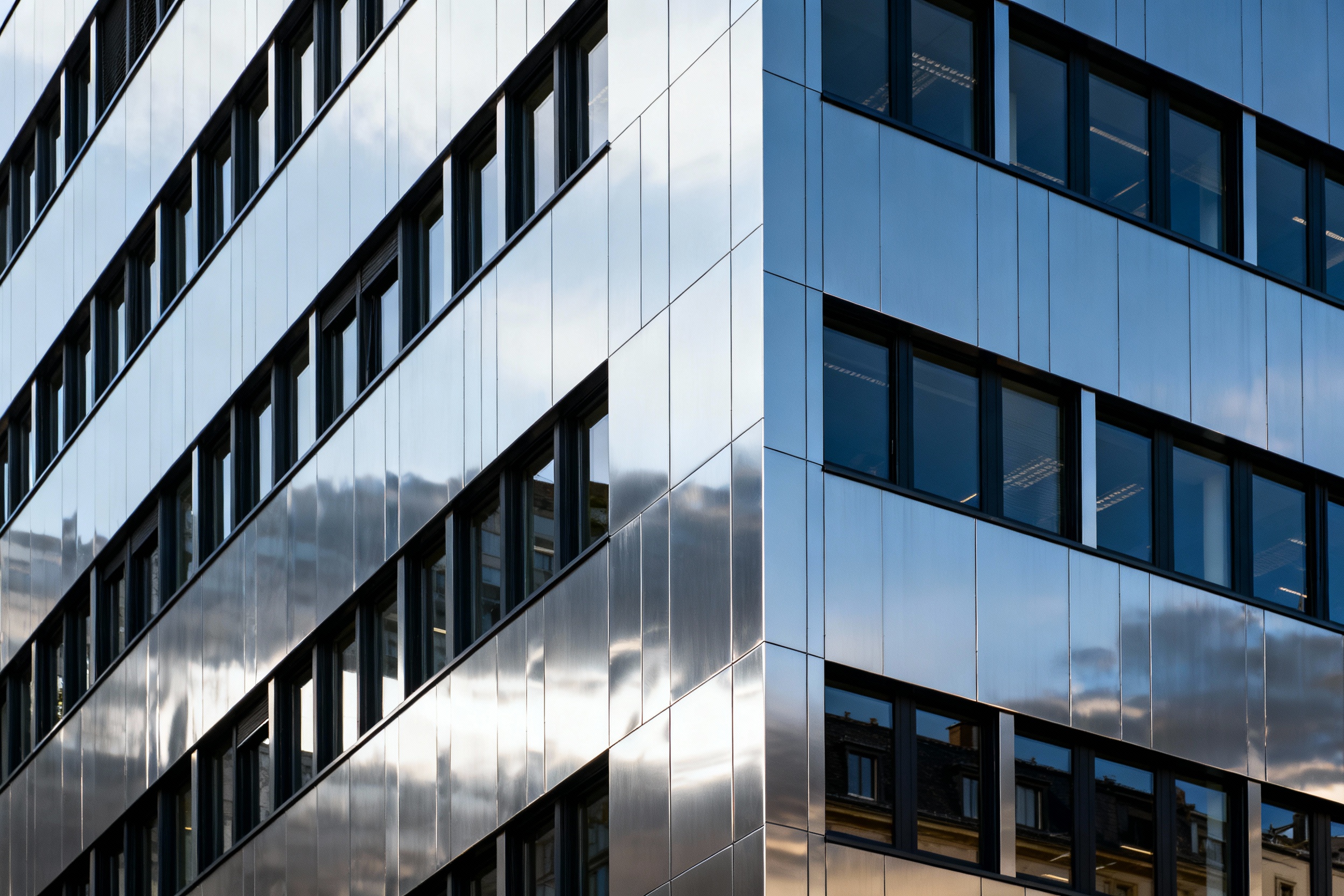 Vue principale des bureaux avec bardage métallique